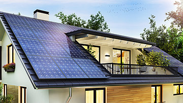 Eine Solaranlage auf einem Wohngebäude, wie sie von Dreinemann & Konert errichtet wird.